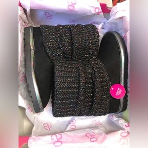 SO Mandy Girls' Black Sweater Boots Size 12. New in box.
Smoke/pet free home.